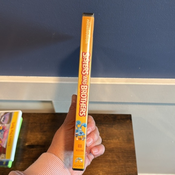 Nickelodeon Sisters and Brothers DVD - Yellow and Blue - Picture 5 of 6